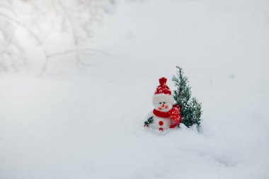 Noel ağacı ve kardan adam ile kış manzara