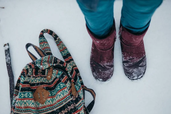 背包和雪地鞋的特写 — 图库照片