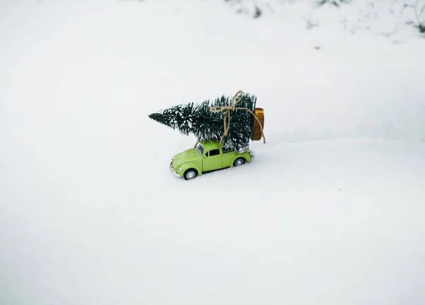 おもちゃの車の小さなクリスマス ツリーと冬景色 — ストック写真