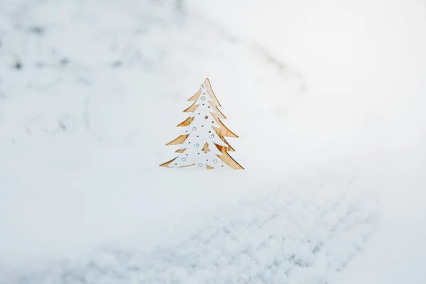 Juguete Navidad Colgado Una Rama Cubierta Nieve Parque —  Fotos de Stock