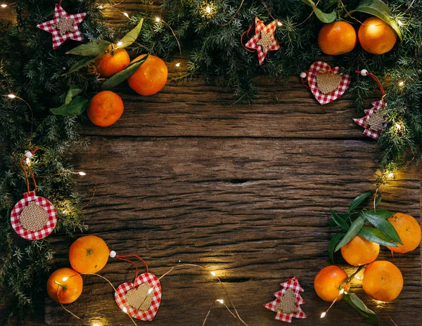 Weihnachten Holzhintergrund Mit Tanne Orangen Und Dekoration — Stockfoto