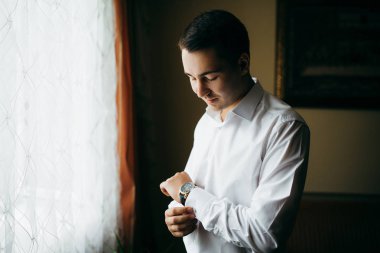 Damat evinde düğün için hazırlar