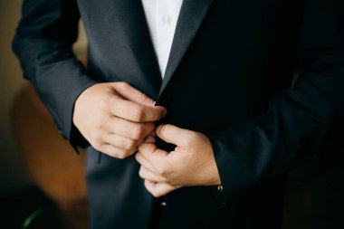 Damat evinde düğün için hazırlar