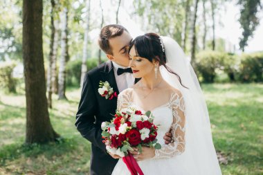 Genç Düğün çifti birlikte parkta poz.