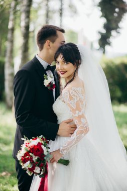 Genç Düğün çifti birlikte parkta poz.