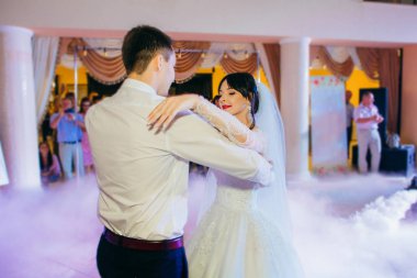 Yeni evlilerin ilk düğün dansı.