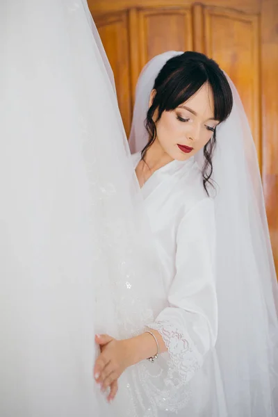 Schöne Braut Steht Neben Ihrem Hochzeitskleid — Stockfoto