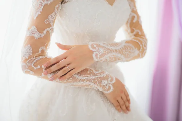 Mãos Uma Noiva Com Anel Casamento Fundo Vestido Casamento Espartilho — Fotografia de Stock