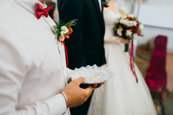 Man Holding Wedding Rings Church — Stock Photo, Image