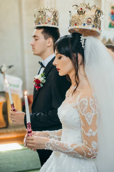 Klassische Hochzeitszeremonie Des Stilvollen Jungen Brautpaares Der Kirche — Stockfoto