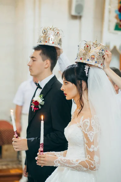 Cerimônia Casamento Clássico Noiva Jovem Elegante Noivo Igreja — Fotografia de Stock