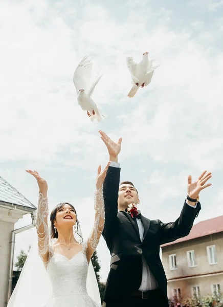 Newly Married Couple Letting Out Two White Pigeons — Stock Photo, Image