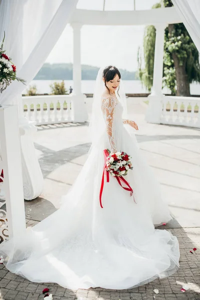 Brunette Bruid Met Bruiloft Boeket Dichtbije Wandelen Buiten — Stockfoto