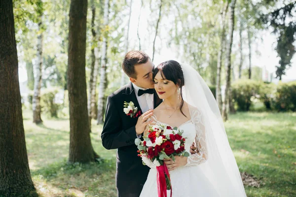 Casal Jovem Posando Juntos Parque — Fotografia de Stock