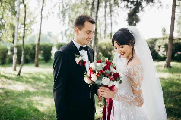 Giovane Coppia Nozze Posa Insieme Parco — Foto Stock