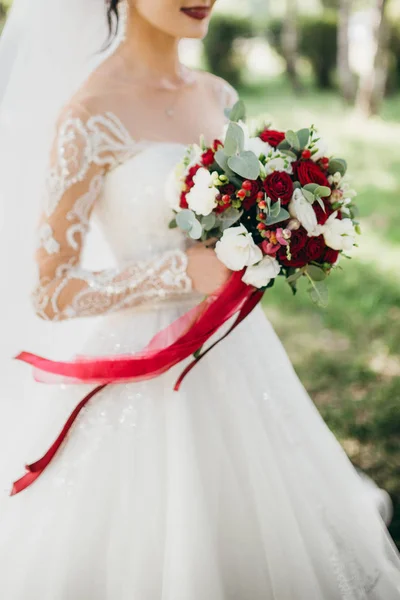 Роскошный Букет Лентами Руках Невесты — стоковое фото