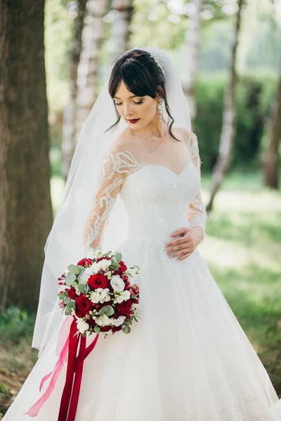 Bouquet Lusso Con Nastri Mano Della Sposa — Foto Stock