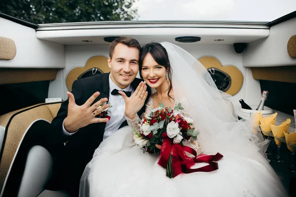 Newlywed Luxury Wedding Limousine — Stock Photo, Image