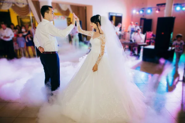 Primeira Dança Casamento Recém Casados — Fotografia de Stock