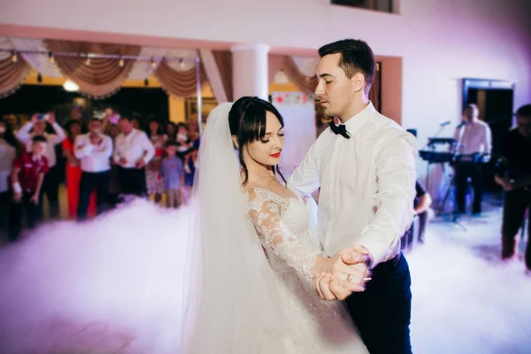 Primeira Dança Casamento Recém Casados — Fotografia de Stock