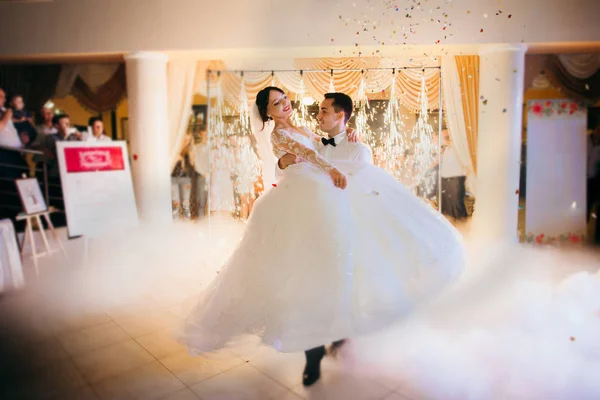 Eerste Huwelijksdans Van Pasgetrouwden — Stockfoto