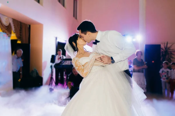 Primeira Dança Casamento Recém Casados — Fotografia de Stock