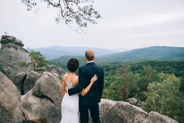 Şık şık mutlu esmer gelin ve arka planda bir güzel Dağları'nın muhteşem damat
