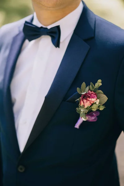 Brudgummen Blå Kostym Boutonniere — Stockfoto