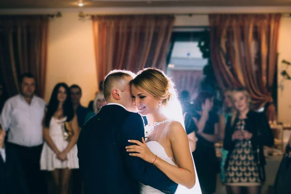 Prachtige Stijlvolle Gelukkige Bruid Bruidegom Eerste Dans Bruiloft Een Restaurant — Stockfoto