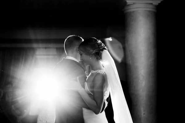 Lindo Elegante Noiva Feliz Noivo Primeira Dança Casamento Restaurante — Fotografia de Stock