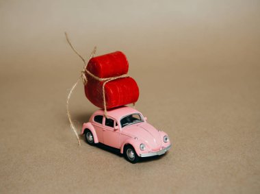 Kırmızı mum kalp oyuncak araba