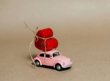Kırmızı mum kalp oyuncak araba
