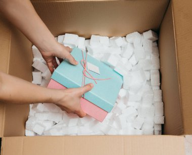 Küçük kaydırılan paketin içinde karton nakliye kutusuyla