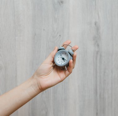 Kız holding küçük saat