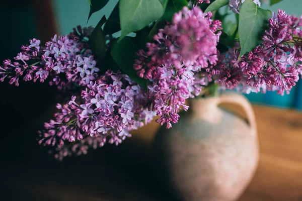 紫丁香的水罐的花束 — 图库照片