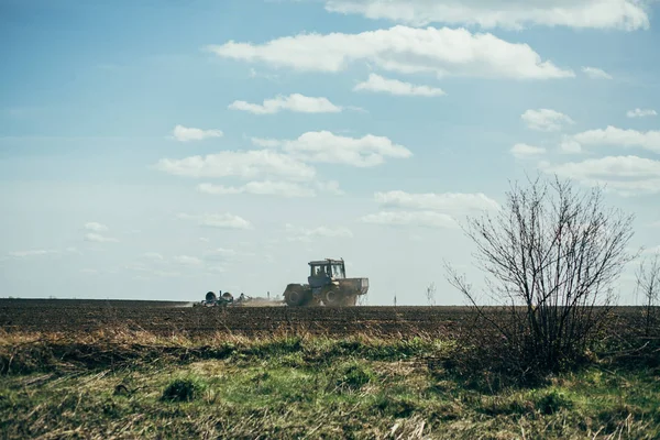 Agricultor Tractor Preparando Tierra Con Cultivador Semillero Tiro Atardecer — Foto de Stock