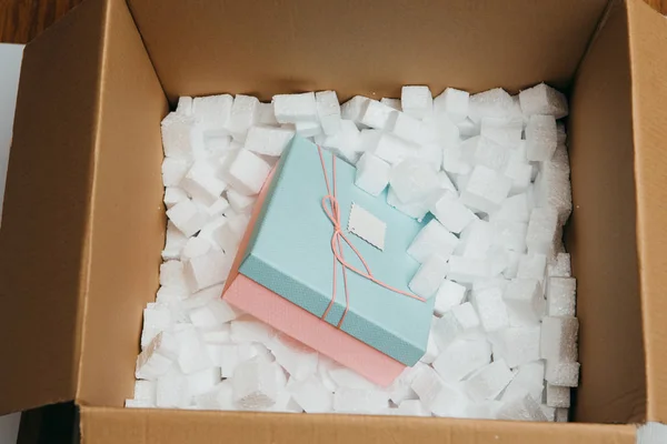 Картонна Коробка Доставки Невеликим Упаковкою Всередині — стокове фото