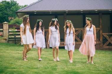 Kız ve gelini düğünden önce tavuk parti kutlamak