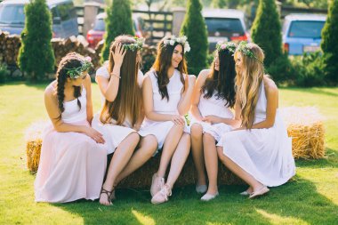 Kız ve gelini düğünden önce tavuk parti kutlamak