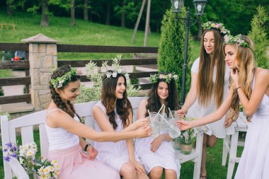 Kız ve gelini düğünden önce tavuk parti kutlamak