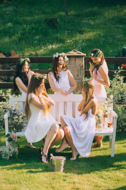 Kız ve gelini düğünden önce tavuk parti kutlamak