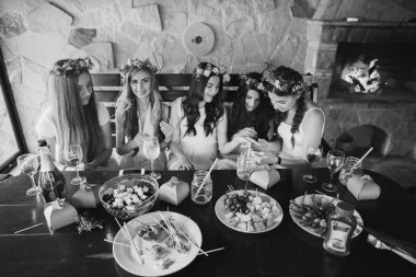 Kız ve gelini düğünden önce tavuk parti kutlamak