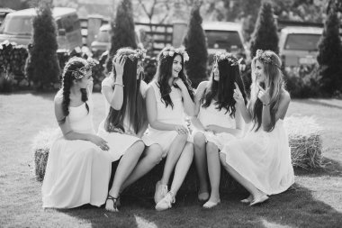 Kız ve gelini düğünden önce tavuk parti kutlamak