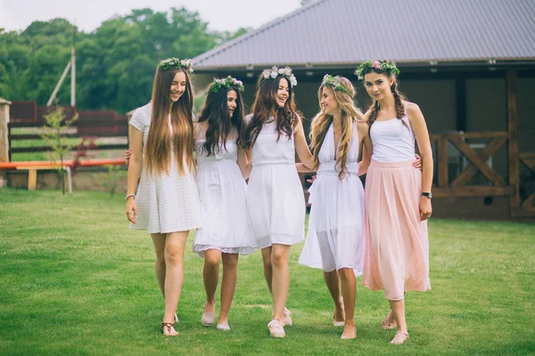 婚礼前女友和新娘庆祝母鸡聚会 — 图库照片