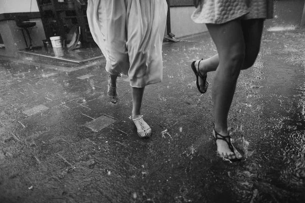 Meisjes Loopt Van Regen — Stockfoto