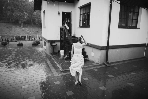 Jonge Vrouw Lopen Regen Zonder Paraplu — Stockfoto