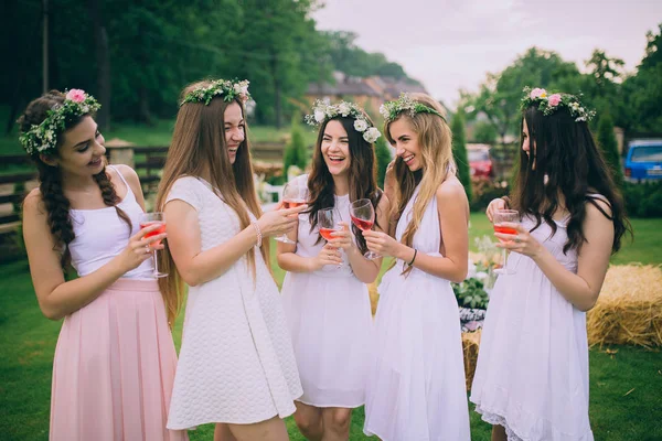 ガール フレンドと花嫁は結婚式の前に 編パーティーを祝うため — ストック写真