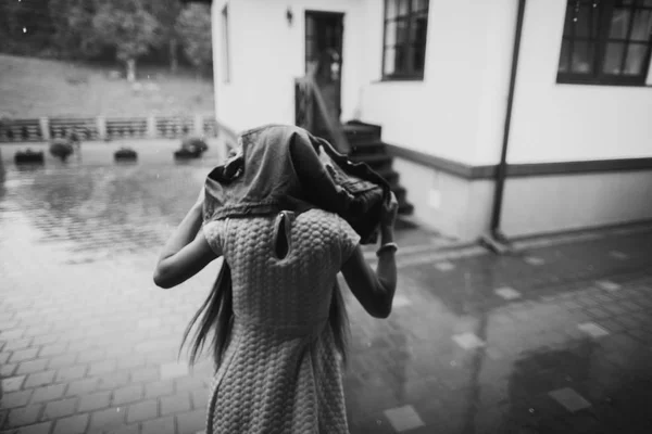 Jonge Vrouw Lopen Regen Zonder Paraplu — Stockfoto