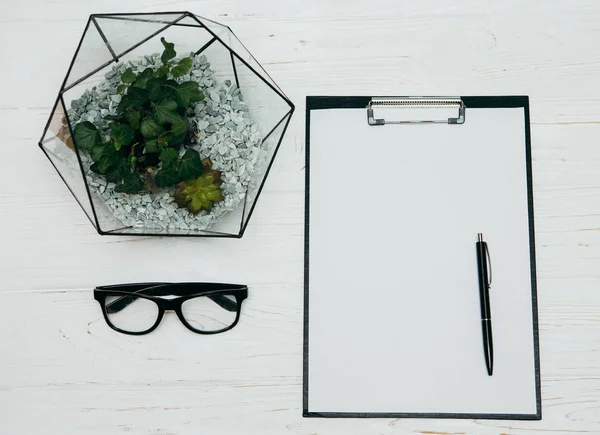 Bürokonzept Blumenvase Notizblock Und Gläser Auf Weißem Hintergrund — Stockfoto