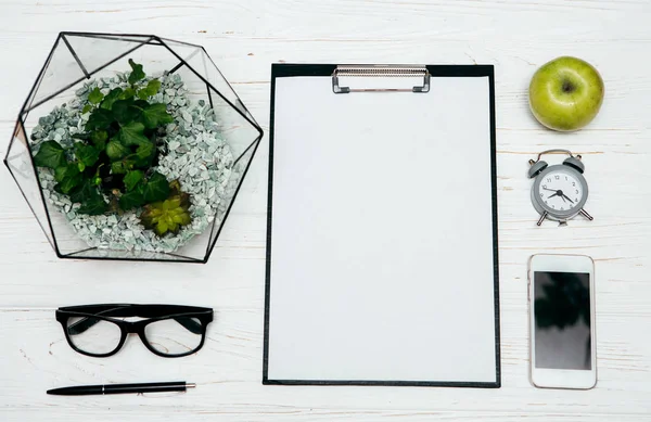 Bürokonzept Blumenvase Notizblock Brille Und Telefon Auf Weißem Hintergrund — Stockfoto
